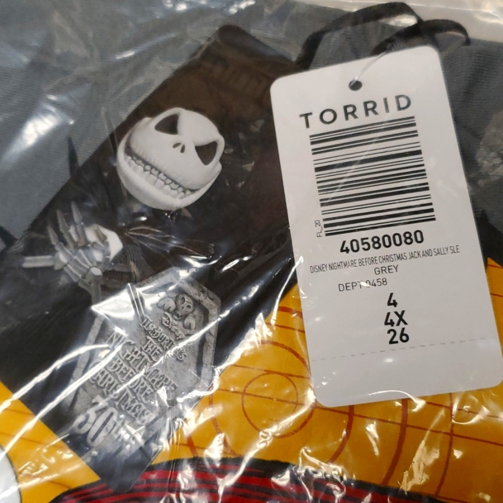 ❤️NWT TORRID TEE - NIGHTMARE BEFORE CHRISTMAS JACK & SALLY SUPER SOFT - Picture 9 of 13